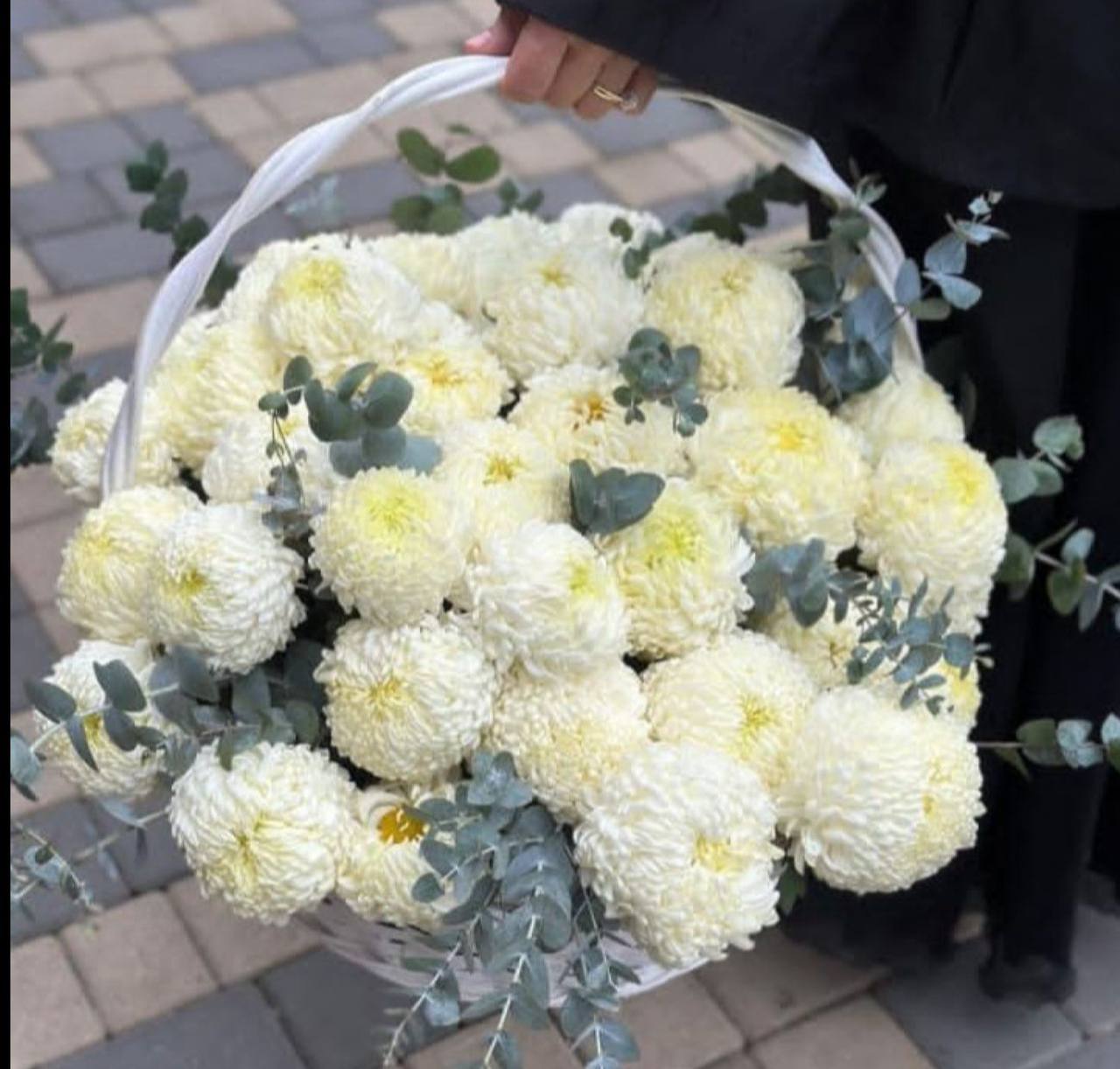 Корзина белых хризантем