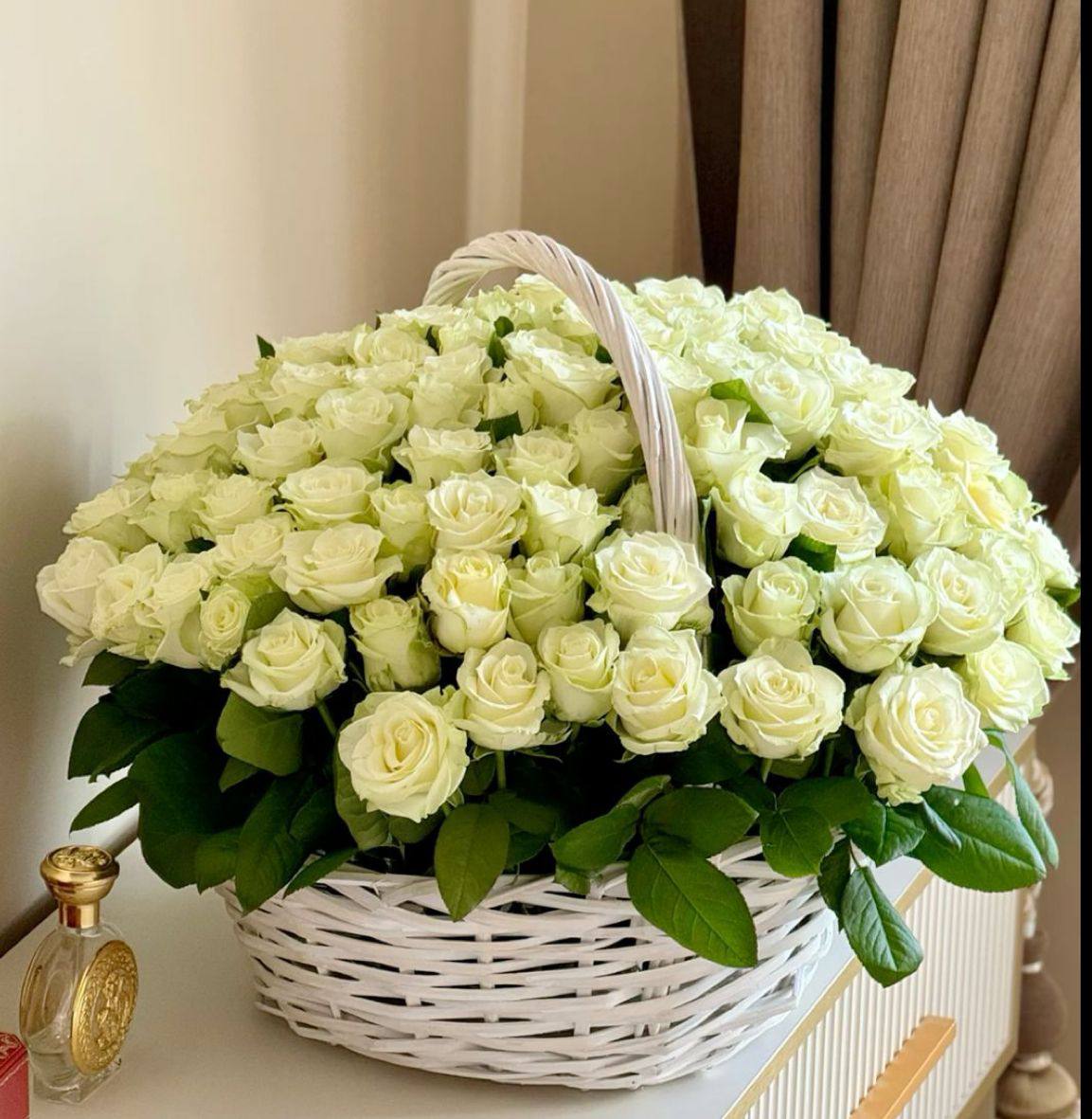 Белые розы в корзине