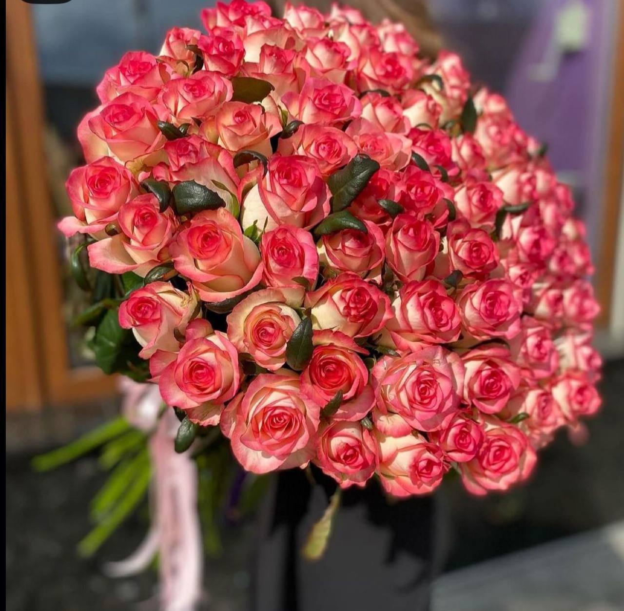 Корзина белых роз