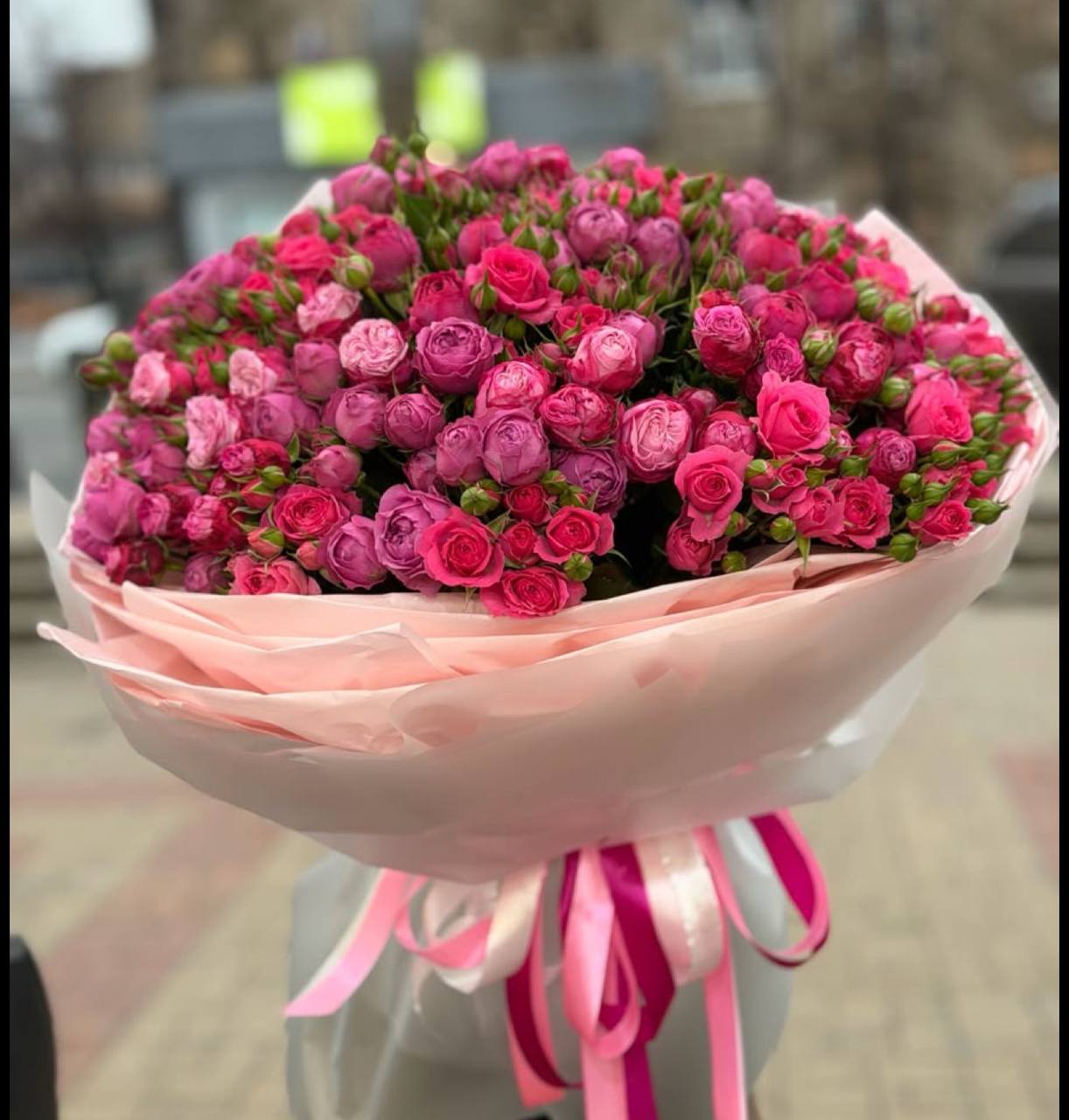 Кустовые розы в белом