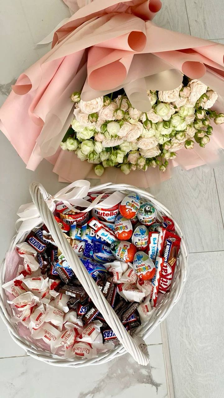 Корзина Kinder и букет